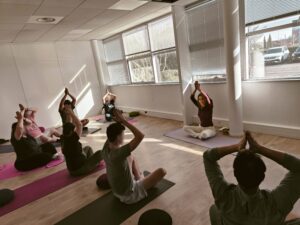 séance de yoga collective en entreprise.
