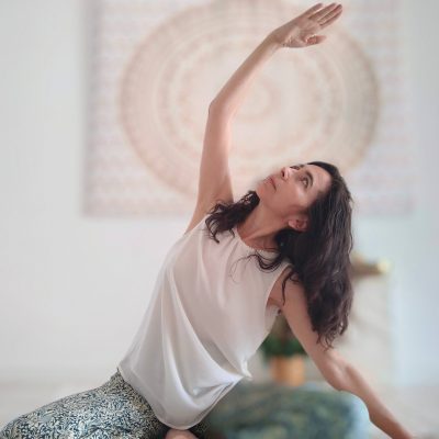 Photo de l'enseignante Olivia Gulli en posture de yoga